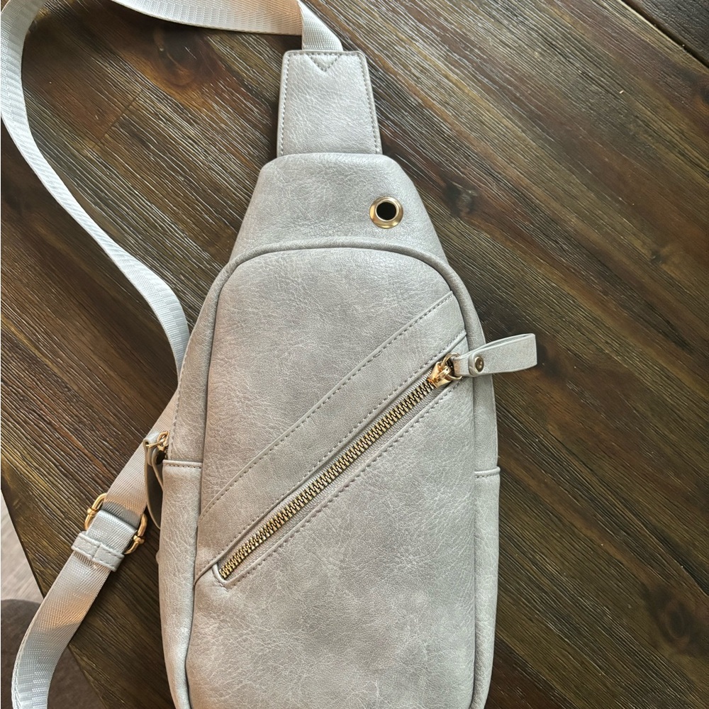 Crossbody purse light gray